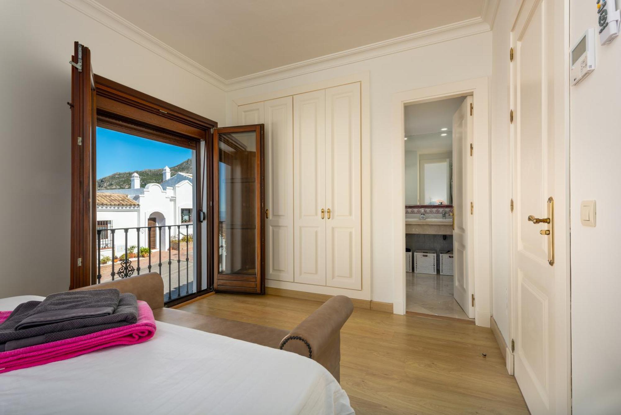 Stylish 3 Bed House 2 Bathrooms, With Patio, Roof Terrace And Communal Pool 5 Minutes Away From The Beautiful Spanish White Village Of Casares Pueblo And Only 20 Mins From The Sea Экстерьер фото