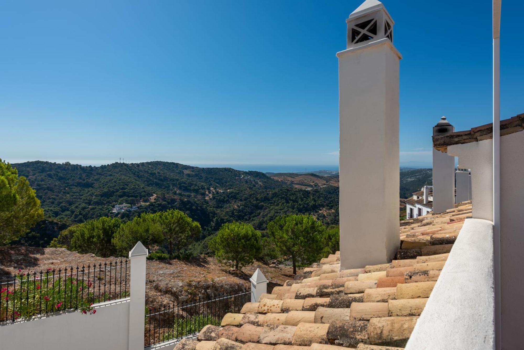 Stylish 3 Bed House 2 Bathrooms, With Patio, Roof Terrace And Communal Pool 5 Minutes Away From The Beautiful Spanish White Village Of Casares Pueblo And Only 20 Mins From The Sea Экстерьер фото
