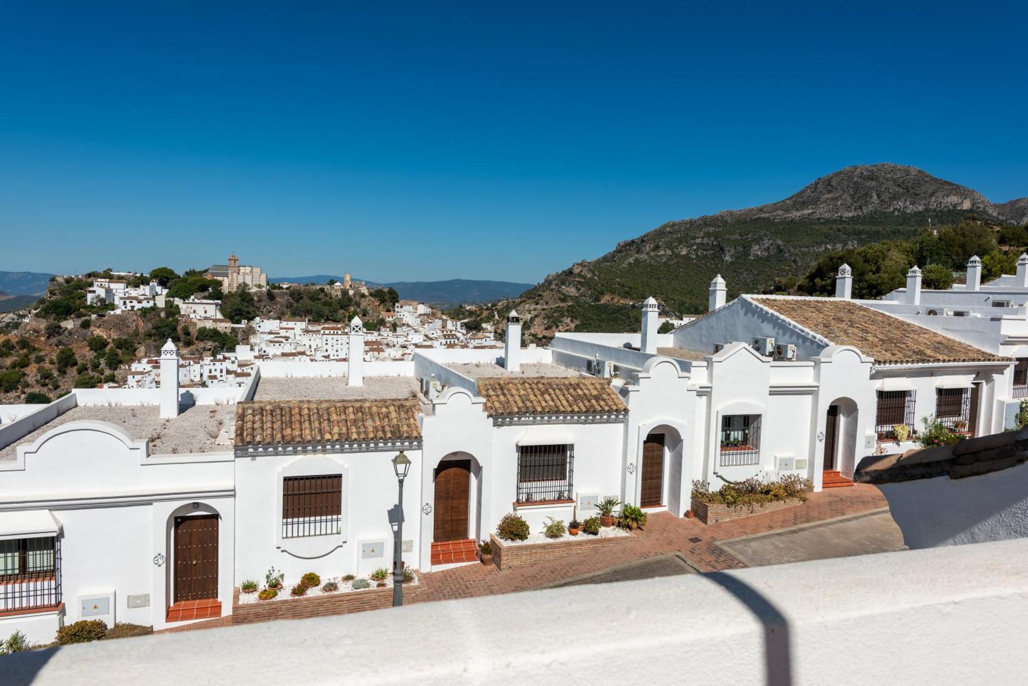 Stylish 3 Bed House 2 Bathrooms, With Patio, Roof Terrace And Communal Pool 5 Minutes Away From The Beautiful Spanish White Village Of Casares Pueblo And Only 20 Mins From The Sea Экстерьер фото